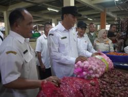 Blusukan Bupati dan Wakil Bupati Sumbawa  ke Pasar Seketeng, Cek Ketersediaan dan Harga Sembako