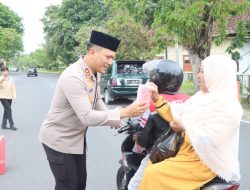Turun ke Jalan, Kapolres Sumbawa Ikut Bagikan Takjil Gratis