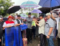 Gerak Cepat, Bupati Bantu Korban Banjir Boak