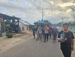 Kapolsek Labangka Hadiri Pemakaman Sekdes Sekokat, Sampaikan Belasungkawa Langsung ke Keluarga