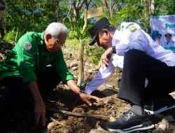 Gencarkan Reboisasi, Wabup dan Warga Tanam 1000 Pohon