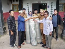 Wabup Ansori Serahkan Bantuan ke Masjid Al Hikmah Sepukur