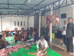 Wabup Ansori dan Gerindra Sumbawa Bagikan Daging Kurban untuk Warga