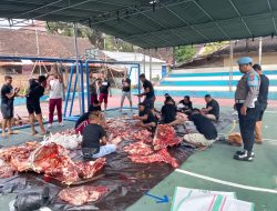 Polres Sumbawa Bagikan Daging Kurban untuk Warga Kurang Mampu