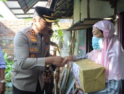 Kapolres Sumbawa Salurkan Bansos