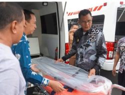 Bupati Serahkan Ambulans untuk Ropang dan Orong Telu