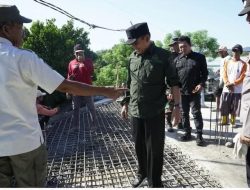 Wabup H. Ansori Serahkan Bantuan Pribadi untuk Pembangunan Masjid Utan