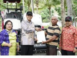 Bupati H. Jarot Serahkan 16 Combine Harvester ke Kelompok Tani