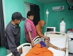 Wabup Ansori Jenguk Pasutri Korban Begal di RSUD dan Serahkan Santunan