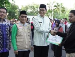 Pemkab dan BAZNAS Sumbawa Dorong UMKM Lewat Bantuan Gerobak dan Modal Usaha