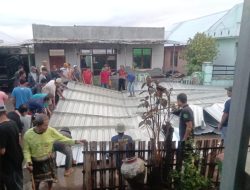 Hujan Deras Disertai Angin Rusak Rumah Warga di Moyo Utara