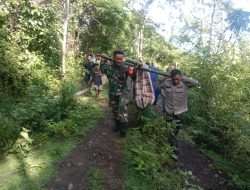 Jalan Rusak Parah, Warga Sakit Dievakuasi dengan Tandu
