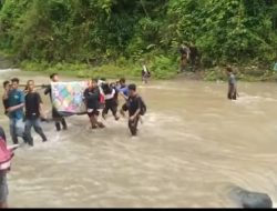 Warga Baturotok Tandu Jenazah Berjalan Kaki 6 Jam Lewati Medan Sulit
