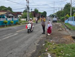 Personel Polsek Utan Bantu Siswa Menyeberang dengan Aman