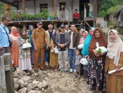 Wabup Ansori Turun Langsung ke Lokasi Banjir Ropang, Salurkan Bantuan dan Motivasi Warga