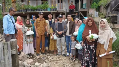 Wabup Ansori Turun Langsung ke Lokasi Banjir Ropang, Salurkan Bantuan dan Motivasi Warga