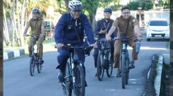 Wujudkan Efisiensi Energi, Bupati Sumbawa Bersepeda ke Kantor