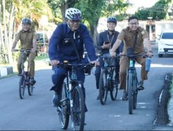 Wujudkan Efisiensi Energi, Bupati Sumbawa Bersepeda ke Kantor