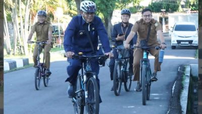 Wujudkan Efisiensi Energi, Bupati Sumbawa Bersepeda ke Kantor