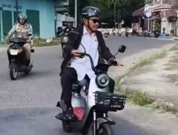 Hemat BBM, Wabup Sumbawa Ngantor Pakai Sepeda Listrik