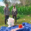 Sukseskan Program Asta Cita, Bhabinkamtibmas Desa Mokong Turun ke Sawah Bantu Petani