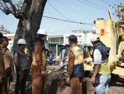 Bupati Sumbawa Syarafuddin Jarot Tinjau Perbaikan Jalan Provinsi Depan RSUD Sering