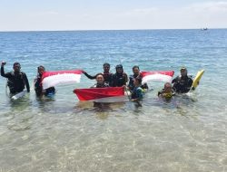 Semarak HUT ke-81 RI, Sumbawa Grow Up Kibarkan Merah Putih Bawah Laut dan Transplantasi Karang