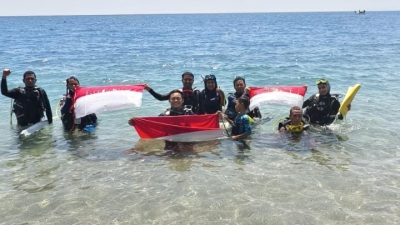 Semarak HUT ke-81 RI, Sumbawa Grow Up Kibarkan Merah Putih Bawah Laut dan Transplantasi Karang