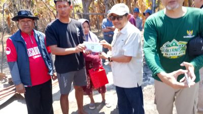 Wabup Serahkan Bantuan untuk Pasutri Korban Kebakaran di Bajo Medang