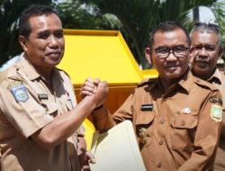 Serahkan 7 Kontainer Sampah di Utan, Wabup H. Ansori Tekankan Efektifitas Uang Rakyat