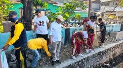 Kawal Visi Presiden lewat Sumbawa ASRI, Wabup Ansori Turun Bersihkan Saluran Pasar Seketeng