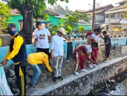 Kawal Visi Presiden lewat Sumbawa ASRI, Wabup Ansori Turun Bersihkan Saluran Pasar Seketeng