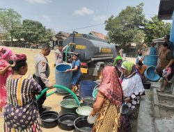 Bantu Warga Terdampak Kekeringan, Polres Sumbawa Salurkan Air Bersih di Dusun Ai Panan Moyo Hilir
