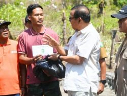 Wabup Sumbawa Sambangi Korban Kebakaran di Dusun Perung dan Serahkan Bantuan